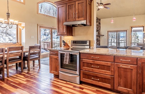 Steamboat Springs Casa | ¡Pregunte por ofertas de mitad de semana! Se admiten perros, vistas increíbles, bañera de hidromasaje privada, garaje, chimenea de leña