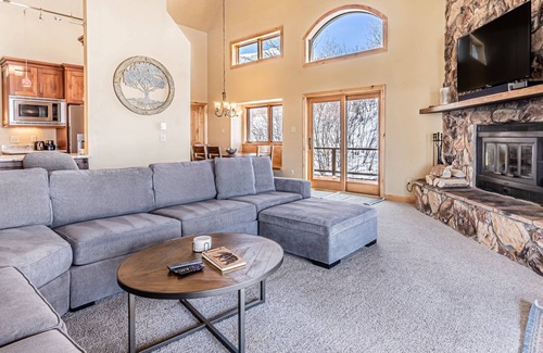Steamboat Springs Casa | ¡Pregunte por ofertas de mitad de semana! Se admiten perros, vistas increíbles, bañera de hidromasaje privada, garaje, chimenea de leña