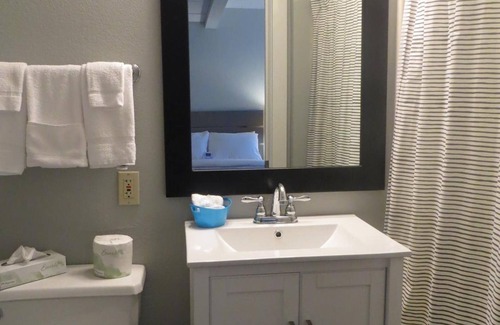 Traverse City Hotel | Brio Beach Inn