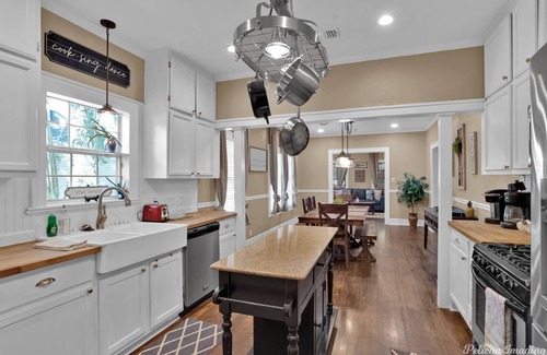 Broadmoor Casa | Broadmoor 3 Bed Pet Friendly Fenced Backyard