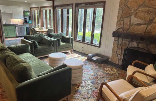 Nicholson Casa | Brockton Bungalow- Charming Cabin Just Outside of Athens!