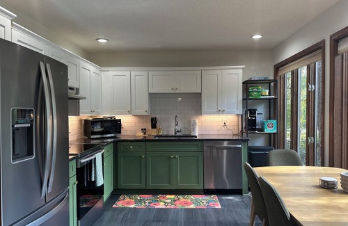 Nicholson Casa | Brockton Bungalow- Charming Cabin Just Outside of Athens!