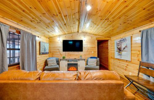 Broken Bow Casa | Broken Bow Abode with Hot Tub Less Than 7 Mi to Lake!
