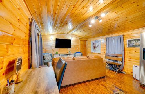 Broken Bow Casa | Broken Bow Abode with Hot Tub Less Than 7 Mi to Lake!