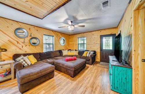 Broken Bow Casa | Broken Bow Cabin with Hot Tub and Game Room!