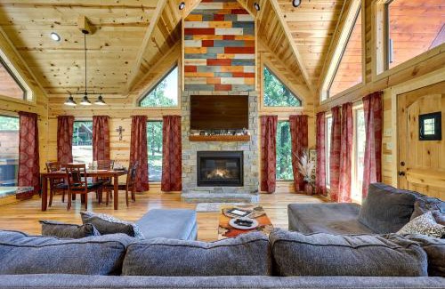 Broken Bow Casa | Broken Bow Cabin with Hot Tub and Outdoor Fireplace!