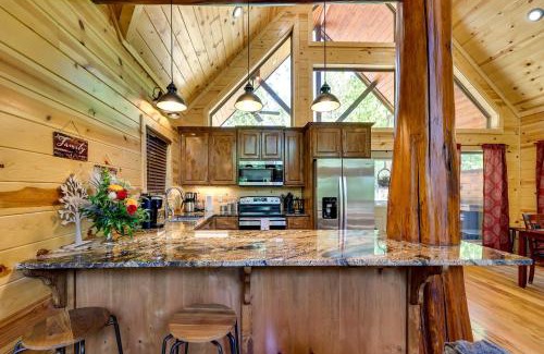 Broken Bow Casa | Broken Bow Cabin with Hot Tub and Outdoor Fireplace!