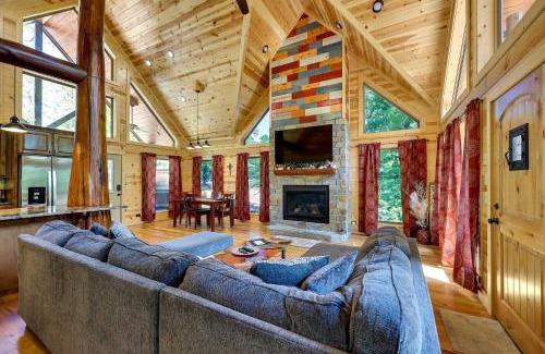 Broken Bow Casa | Broken Bow Cabin with Hot Tub and Outdoor Fireplace!
