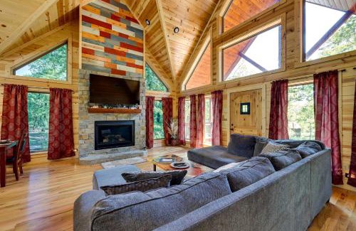 Broken Bow Casa | Broken Bow Cabin with Hot Tub and Outdoor Fireplace!