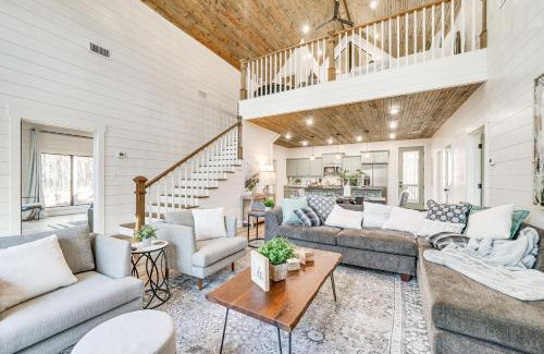 Broken Bow Casa | Broken Bow Cabin with Hot Tub and Covered Deck!