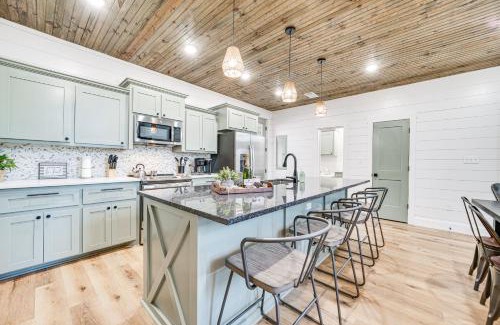 Broken Bow Casa | Broken Bow Cabin with Hot Tub and Covered Deck!