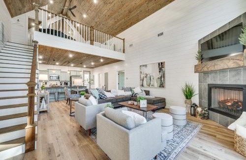 Broken Bow Casa | Broken Bow Cabin with Hot Tub and Covered Deck!