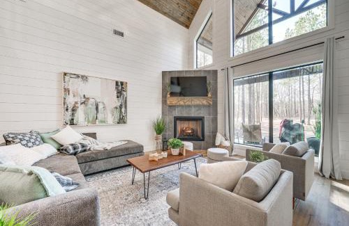 Broken Bow Casa | Broken Bow Cabin with Hot Tub and Covered Deck!