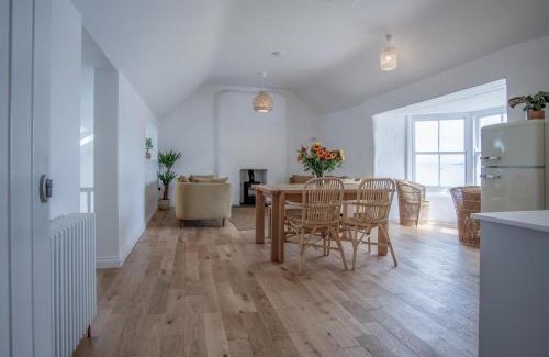 St Brides Casa | Brook Cottage - 7 Bedroom Cottage - Dale