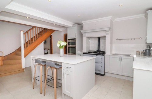 Ipswich Cabaña | BROOK LODGE, pet friendly, with open fire in Ipswich