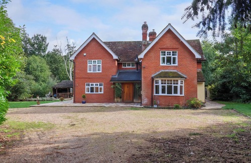 Ipswich Cabaña | BROOK LODGE, pet friendly, with open fire in Ipswich