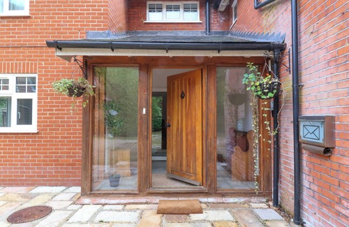 Ipswich Cabaña | BROOK LODGE, pet friendly, with open fire in Ipswich