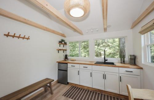 Lincoln Casa | BrookHaus - Modern Cabin Stay at Harvard Brook