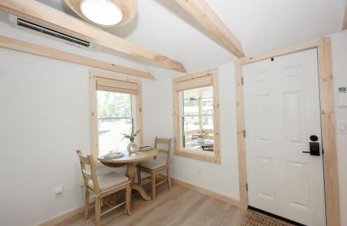 Lincoln Casa | BrookHaus - Modern Cabin Stay at Harvard Brook