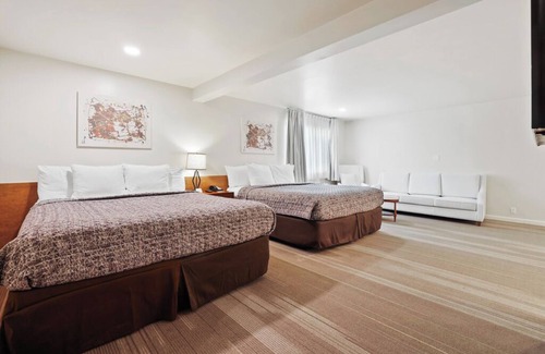 Sherwood Forest and Thistle Development Hotel | Brookhurst Plaza Inn