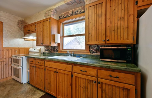 Grand View Cabaña | Brookside Cottage