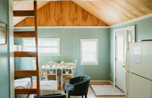 Grawn Casa | Brookside Cottages and Resort Wyandotte Cottage