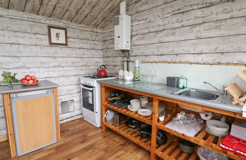 Llanfihangel Tal-y-llyn Cabaña | BROWN HARE SHEPHERDS HUT, pet friendly, with open fire in Llangorse