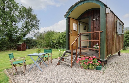 Llanfihangel Tal-y-llyn Cabaña | BROWN HARE SHEPHERDS HUT, pet friendly, with open fire in Llangorse