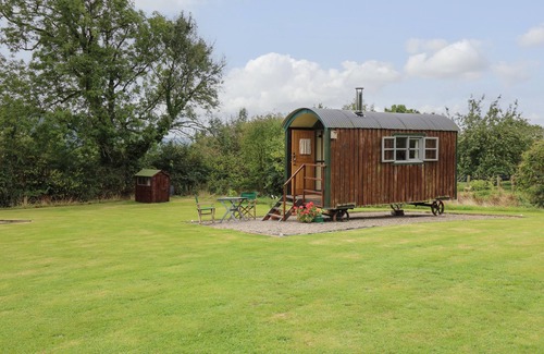 Llanfihangel Tal-y-llyn Cabaña | BROWN HARE SHEPHERDS HUT, pet friendly, with open fire in Llangorse