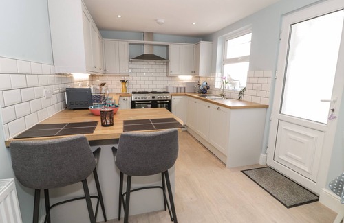 Borth-y-Gest Cabaña | BRYN DERFEL, pet friendly, character holiday cottage in Porthmadog