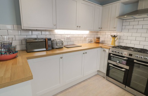 Borth-y-Gest Cabaña | BRYN DERFEL, pet friendly, character holiday cottage in Porthmadog