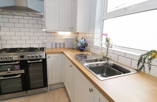 Borth-y-Gest Cabaña | BRYN DERFEL, pet friendly, character holiday cottage in Porthmadog