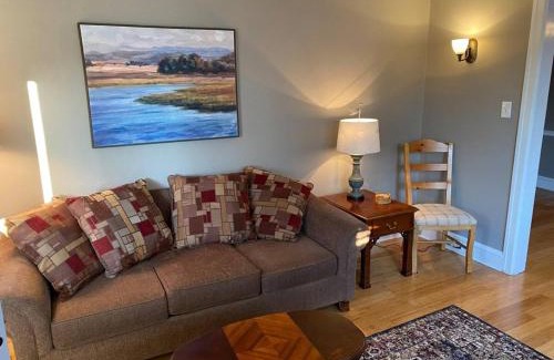 Bryn Mawr Apartamento | Bryn Mawr Spacious Grnd Floor Apt Free Parking