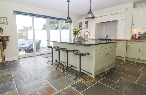 Malltraeth Casa | BRYN TIRION, family friendly, character holiday cottage in Llangefni