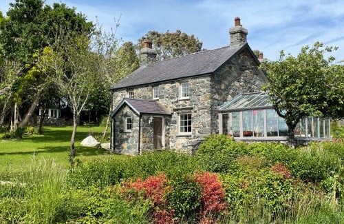 Dinas Casa | Bryncynan Fawr Farmhouse