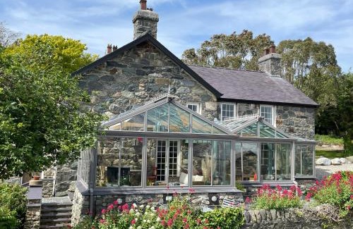 Dinas Casa | Bryncynan Fawr Farmhouse