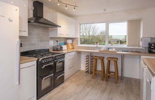 Trefin Casa | Bryngarw, Holiday Home Trefin, Sleeps 12, 6 bedrooms, bathrooms