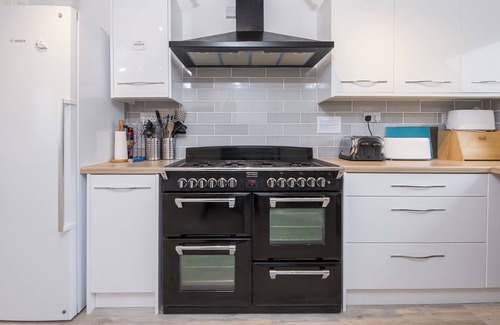 Trefin Casa | Bryngarw, Holiday Home Trefin, Sleeps 12, 6 bedrooms, bathrooms