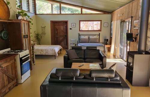 Kin Kin Cabina | "Buckley's Chance", Earth Cabin.