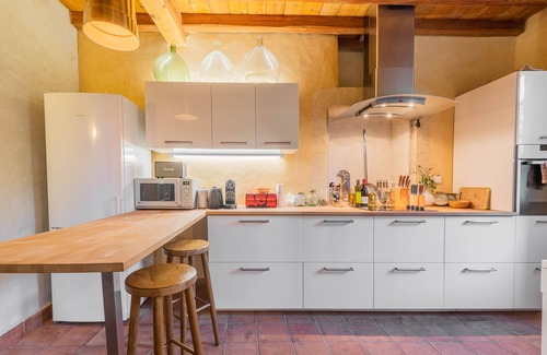 Roquemaure Villa | Retiro bucólico en el corazón de un castillo provenzal