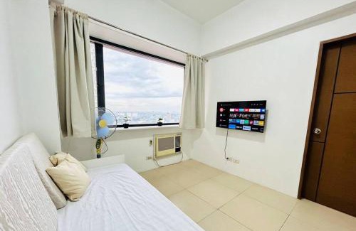 Kapitolyo Apartamento | Budget Family Room at Ace Suites by the Famous Indoor Water Spa