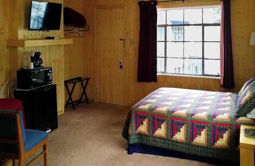 Cherokee Hotel | Budget-Friendly Riverside Retreat For Couples Near Cherokee Attractions