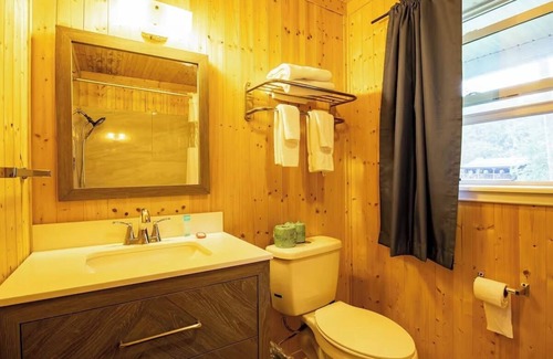 Cherokee Hotel | Budget-Friendly Riverside Retreat For Couples Near Cherokee Attractions