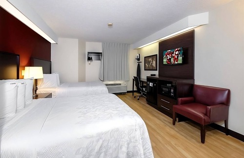 Palm Coast Hotel | Budget-Friendly Suites Close to Florida Agricultural Museum w/ Pool & Hot Tub!