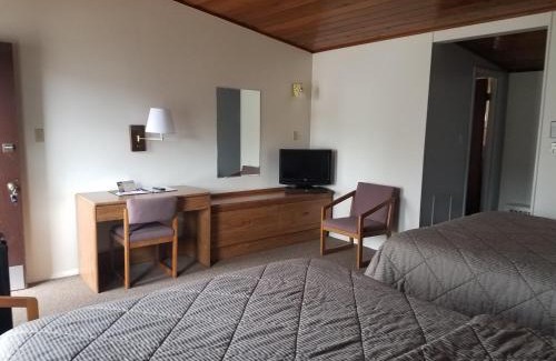 Raton Hotel | Budget Host Melody Lane