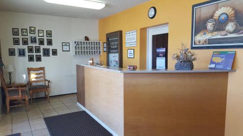 Raton Hotel | Budget Host Melody Lane