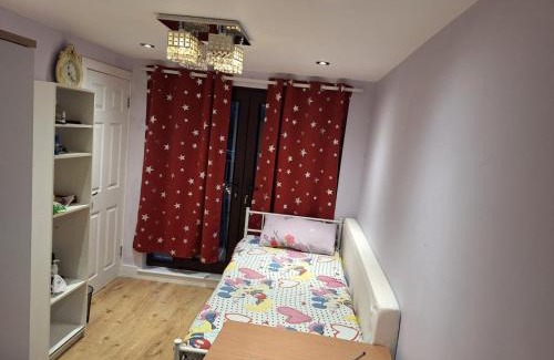 Farnborough and Crofton Casa | Budget Stay - Greater London - Orpington -Near PRUH - Parking - Train from London Bridge