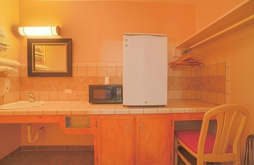 Weslaco Hotel | Budget Stay with King Bed – Close to Llano Grande Lake & Park