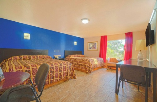 Weslaco Hotel | Budget Stay with King Bed – Close to Llano Grande Lake & Park