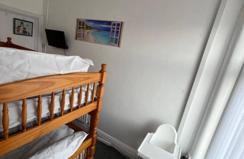 North Shore Hotel | Budget Twin Family Room 5mins walk to the Beach